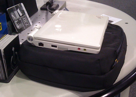 Case Logic XNTM-3 with Asus Eee PC 900A
