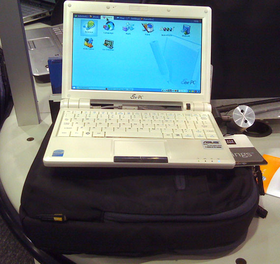 Case Logic XNTM-3 with Asus Eee PC 900A